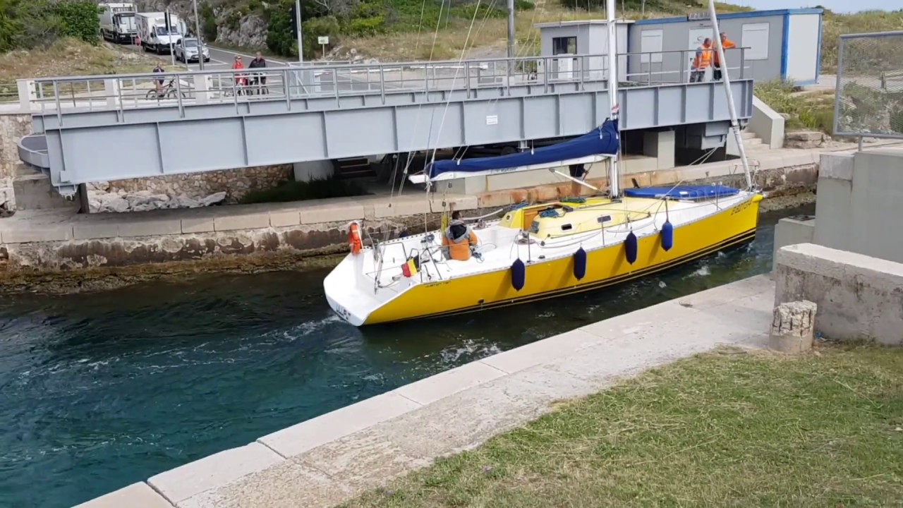 Eine bewegliche Brücke zwischen den Inseln Cres und Mali Lošinj