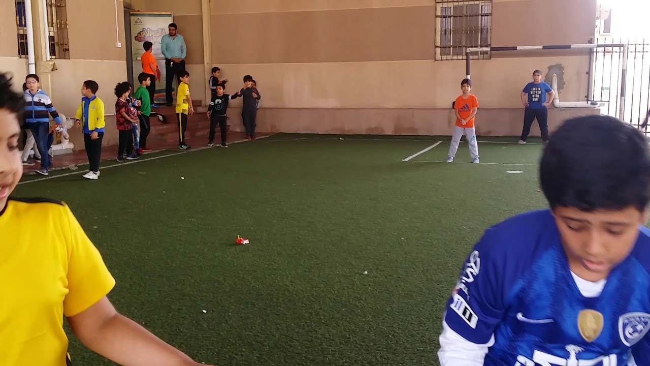 مباراة كرة القدم لدوري مدارس النخبة بين فصل ثالث أ وثالث ج