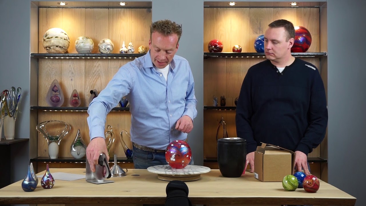 Het vullen van de Glas Urn.