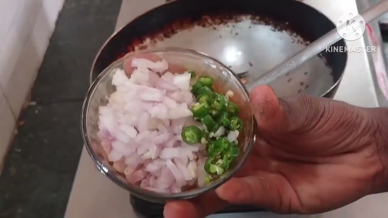 मऊ लुसलुशीत पोह्यांवर कुरकुरीत पोह्यांचा तडका