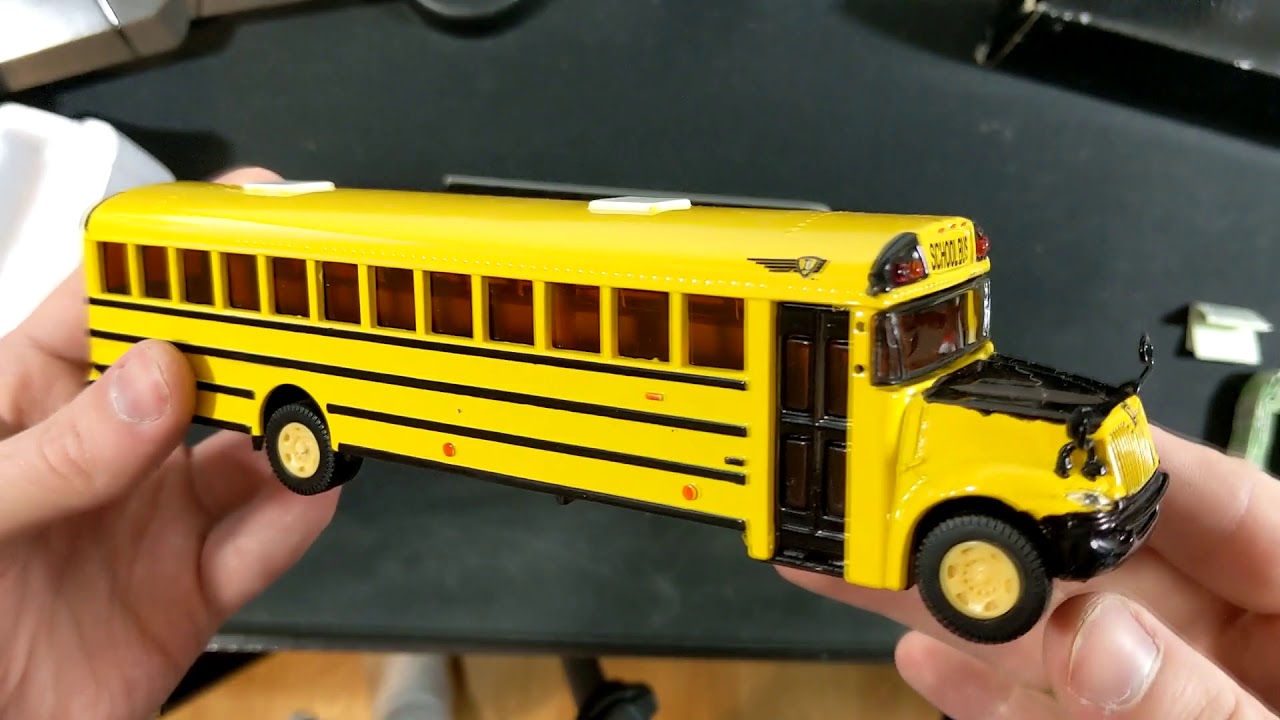 Распаковка модели школьного автобуса IC CE и Thomas HD