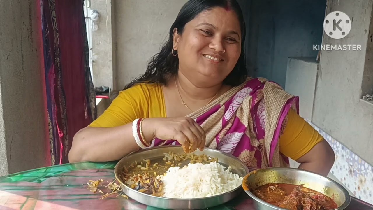 খেতে বসে দুজনে অনেক কিছু গল্প করছিলাম
