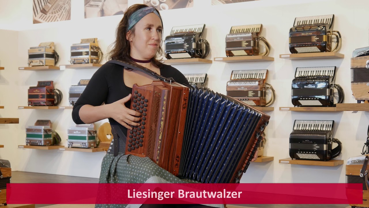 Marie Stickler spielt mit Harmonika Alpengold Original 50/18 Santos Palisander - Rumberger Edition