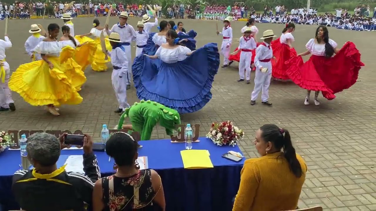 Danza La Tejedora Manabita y el baile de la Iguana en el colegio 