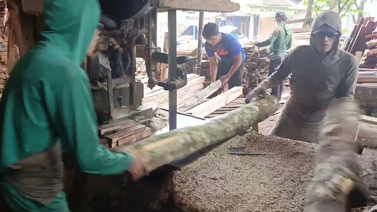 HASILNYA BERLIPAT POTONG KAYU SENGON 