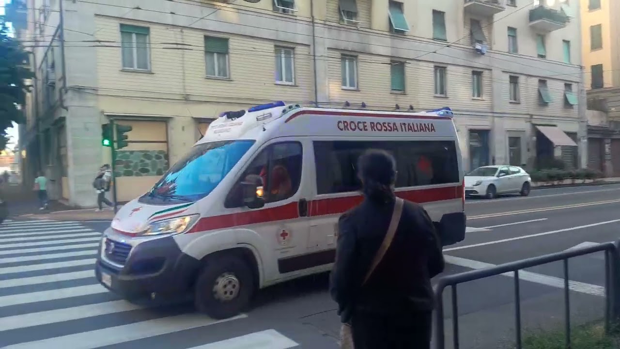 ambulanza croce rossa italiana in sirena in via 24 maggio, direzione pronto soccorso della spezia