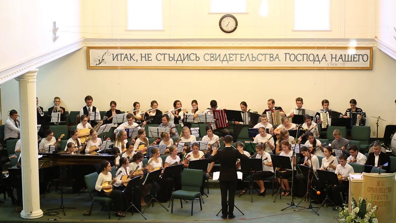 Сверкал в лучах огромный истукан