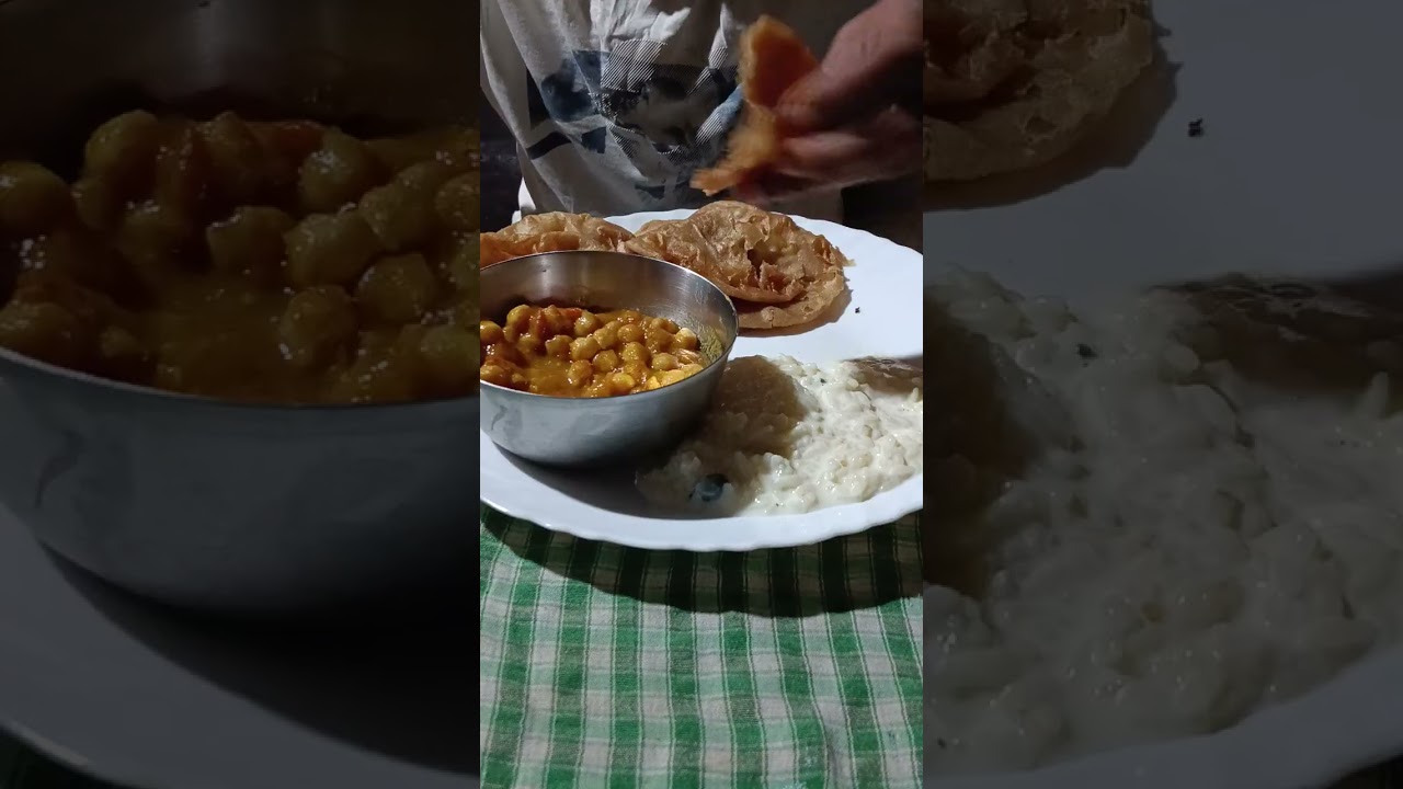 Hello guys today I eat Puri with Kabuli chana chhola and kheer