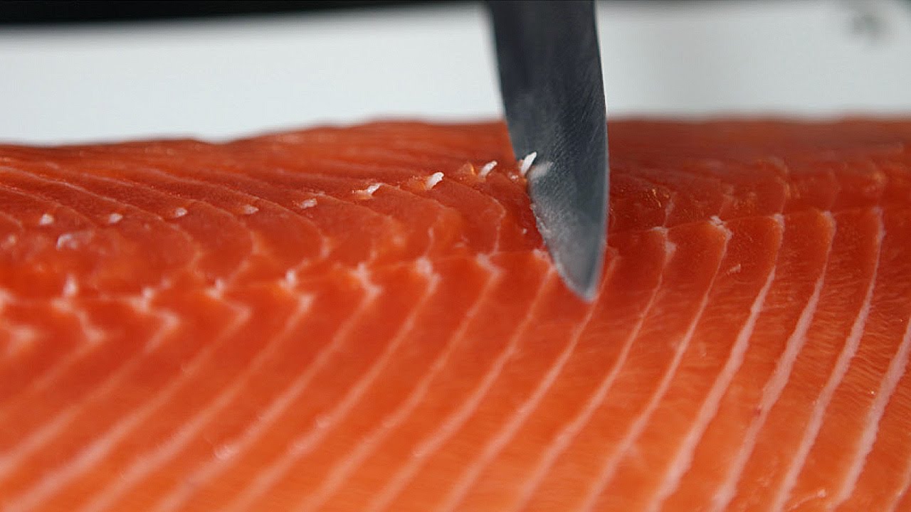 Lachs filetieren - Bei den Fischexperten von Deutsche See sitzt jeder Schnitt