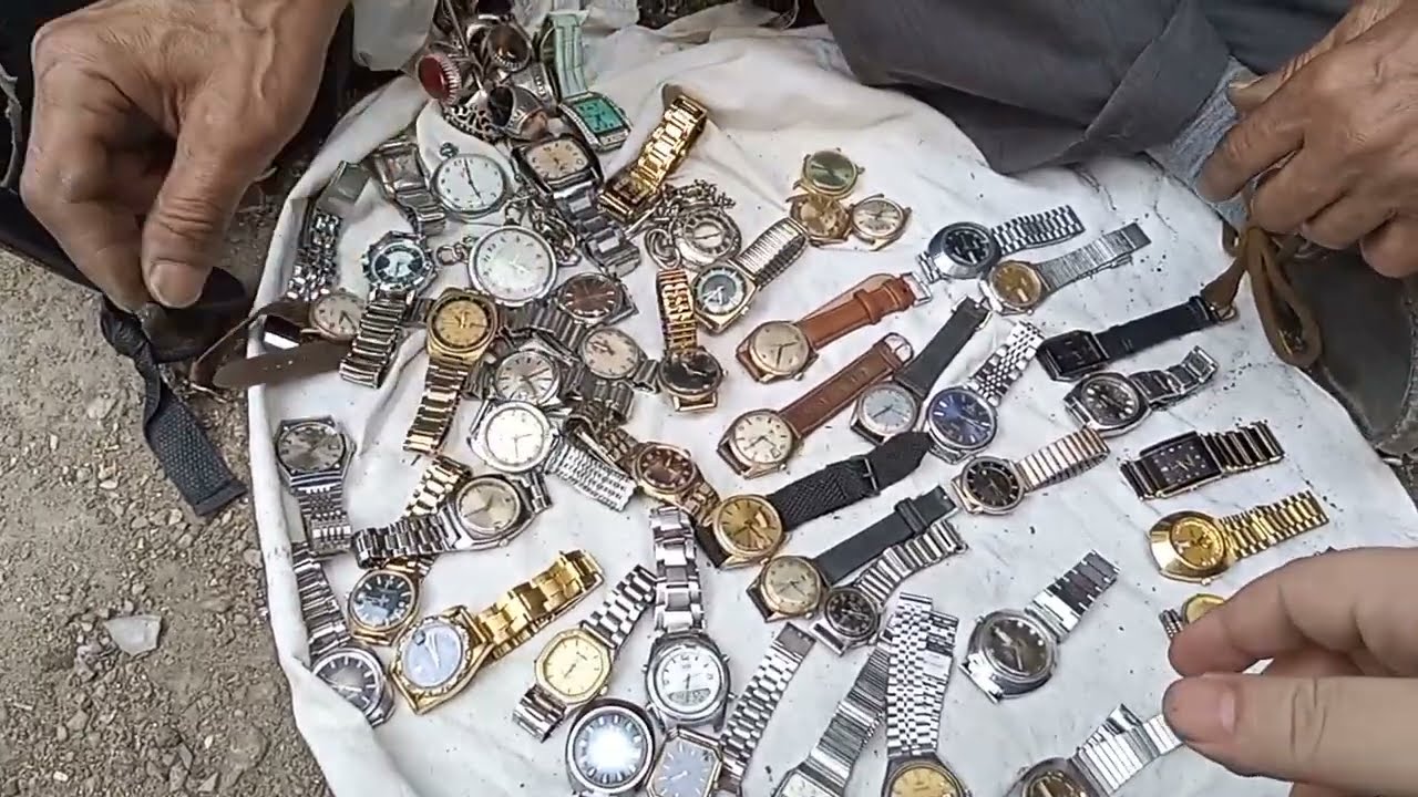 متعة التجول في سوق الانتيكات.. ساعة بكاتينة عمرها ٧٠ سنة وخاتم بفص عقيق كارنيلي .