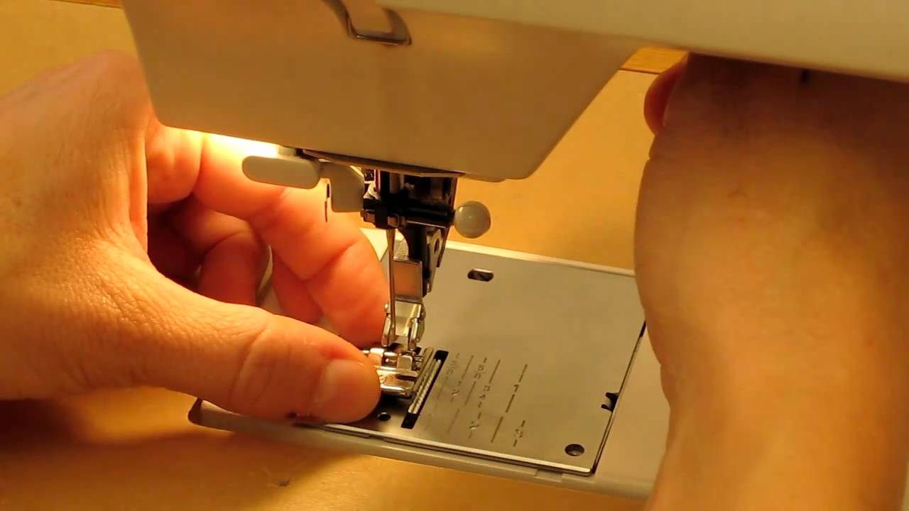 How to Change the Presser Foot of a Sewing Machine with a Snap Mechanism