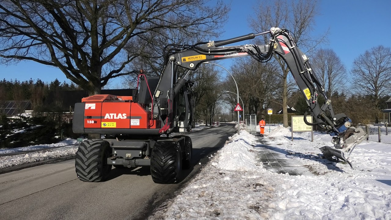SNEEUW SCHUIVEN MET EEN ATLAS 150 W BUSHOKJES SNEEUW VRIJMAKEN