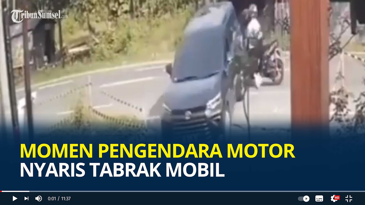 Momen Pengendara Motor Nyaris Tabrak Mobil, Saat Bangkit Malah Masuk Parit