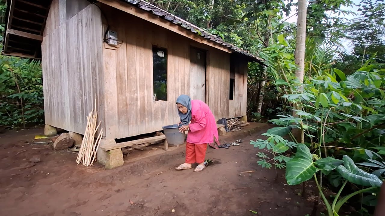 Hidup di Desa, Suasana Menginap di Rumah Emak Ating di Pinggir Hutan
