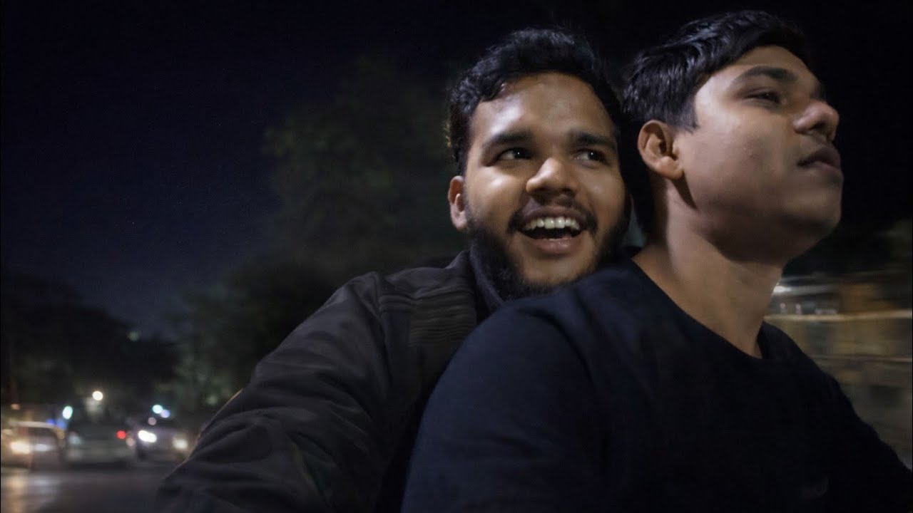 Raat Mein Aise Hi Ghoomne Nikal Pade 😅