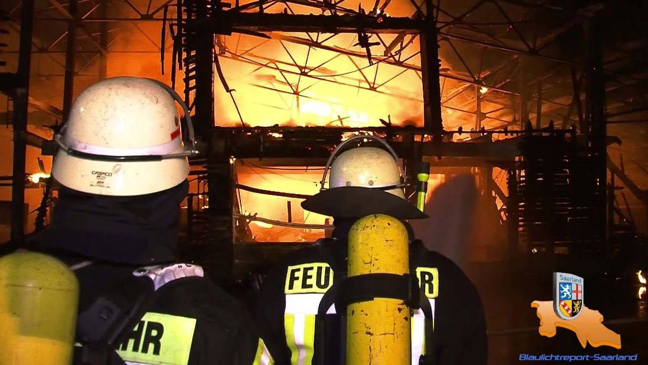 Lagerhalle geht in Flammen auf - Völklingen