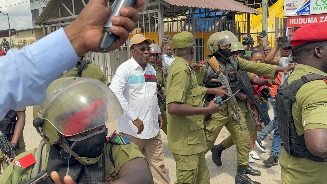 FULL VIDEO: MBOWE ALIVYOKAMATWA NA POLISI MBELE YA WAANDISHI WA HABARI