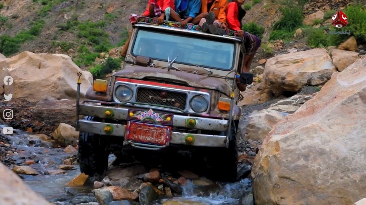 فقط في اليمن ... السيارات تتحدى وعورة الطرق