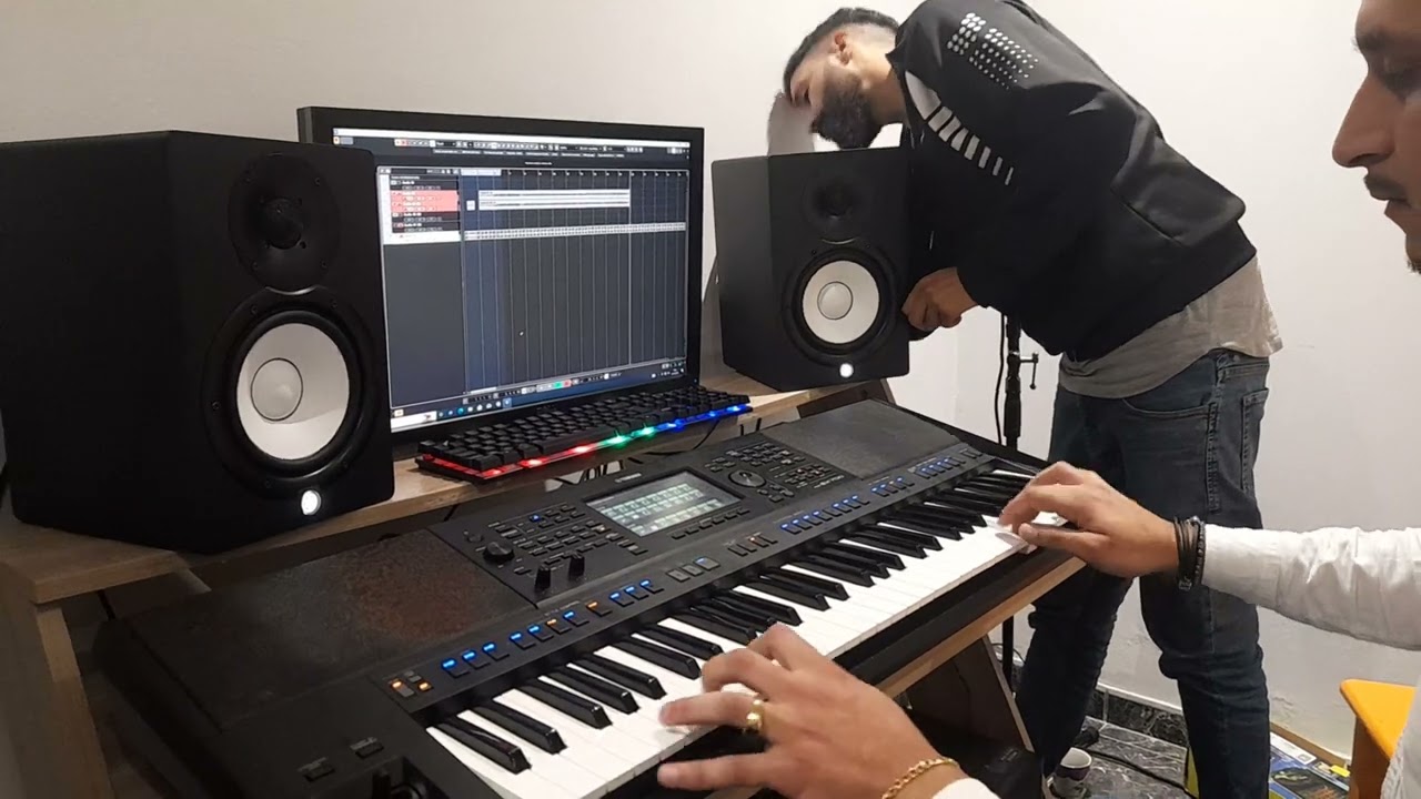 Absalon bruno tocando en su estudio