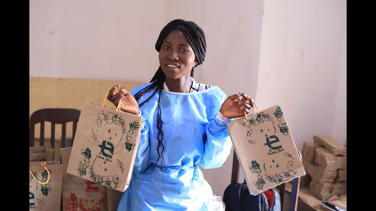 Rugombo/Afashijwe na PAEEJ, Divine Irambona akora ama emballages biodégradables mu biti vy'ibitoke.