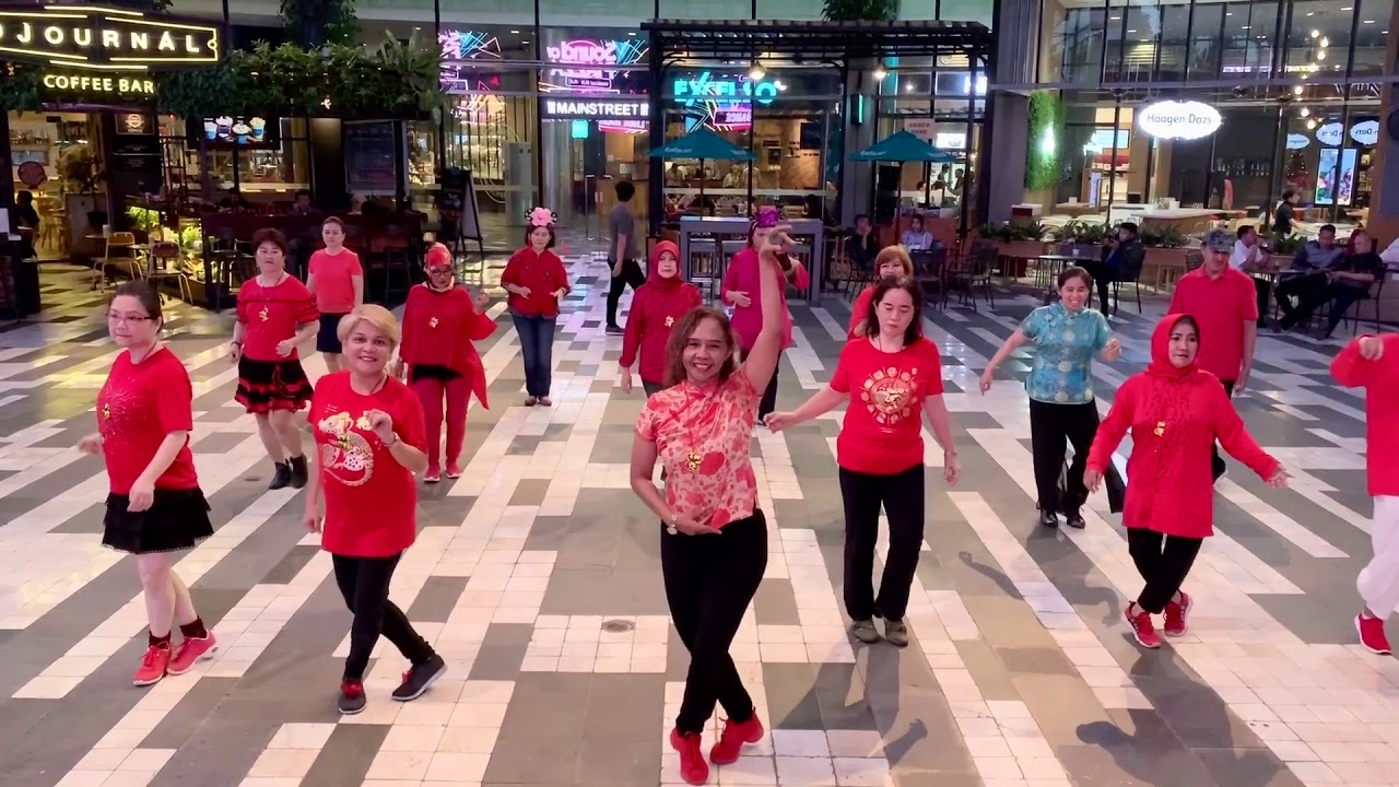 La Paloma Blanca line dance (Demo) - Gandaria City Mall