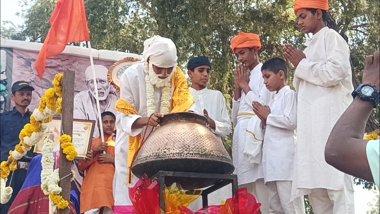 गौतम पब्लिक स्कूलच्या ❤️ विद्यार्थ्यांचा शिर्डी साई परिक्रमा मध्ये सहभाग घेऊन खिचडी प्रसाद वाटप