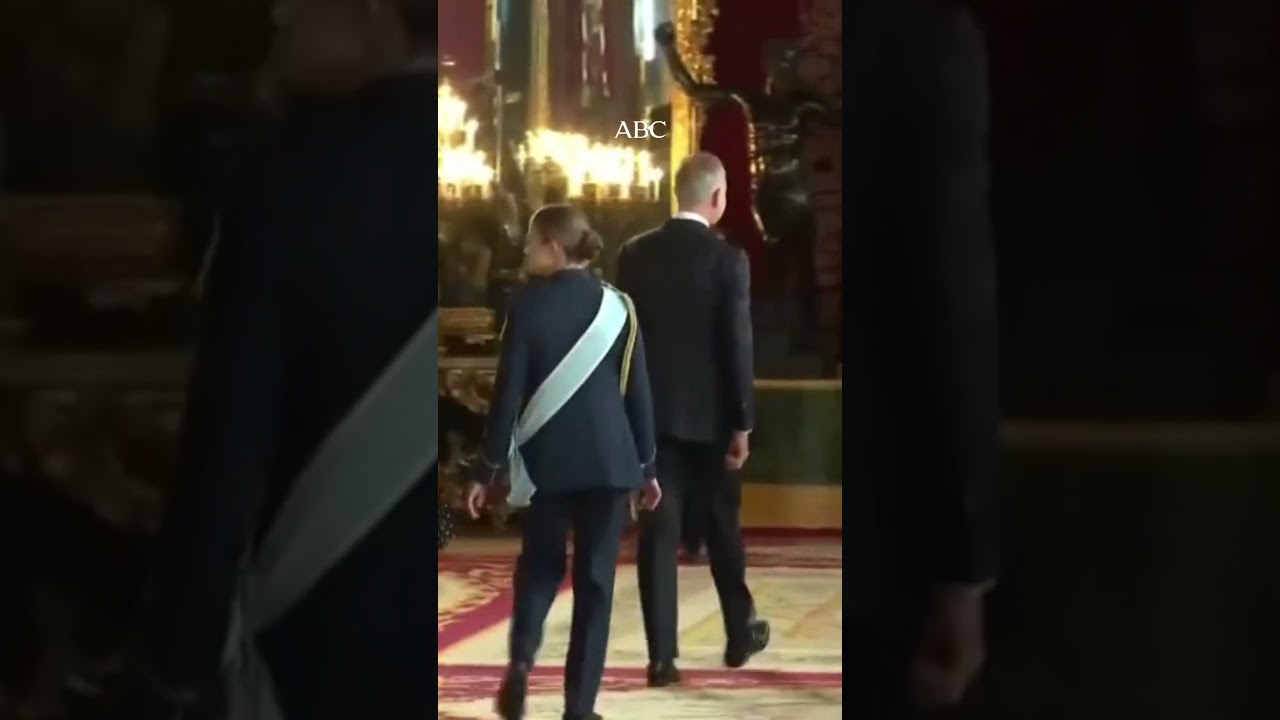 El BONITO GESTO de la PRINCESA LEONOR a la INFANTA SOF&Iacute;A durante el besamanos en el Palacio Real