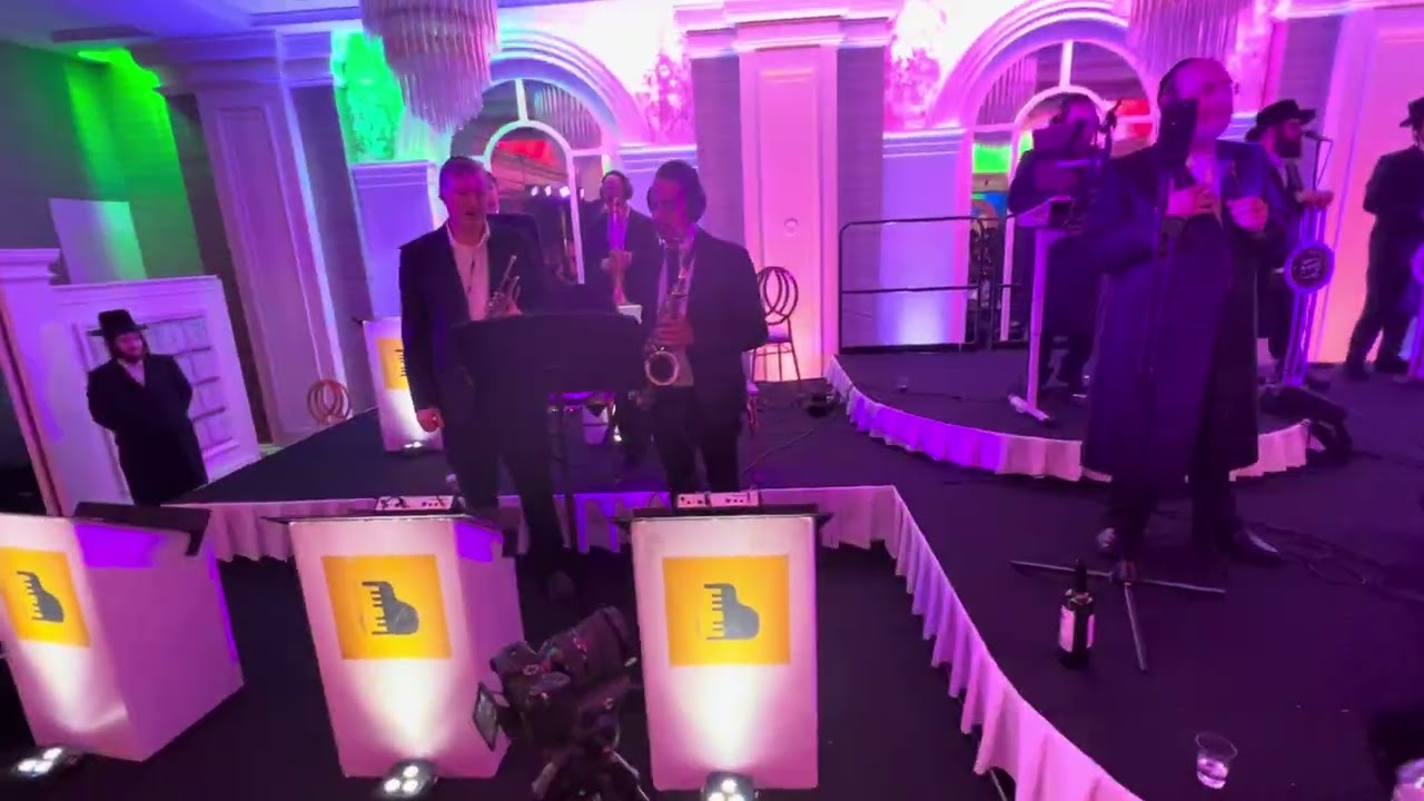 Avrumi berko on keys Hamelech driver & tzali  gold & berry waber shira choir