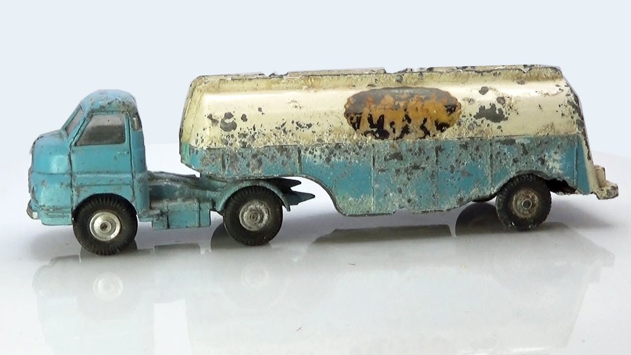 Сочленённый молочный танкер Corgi Bedford S. Реставрация модели, поражённой цинковой коррозией.