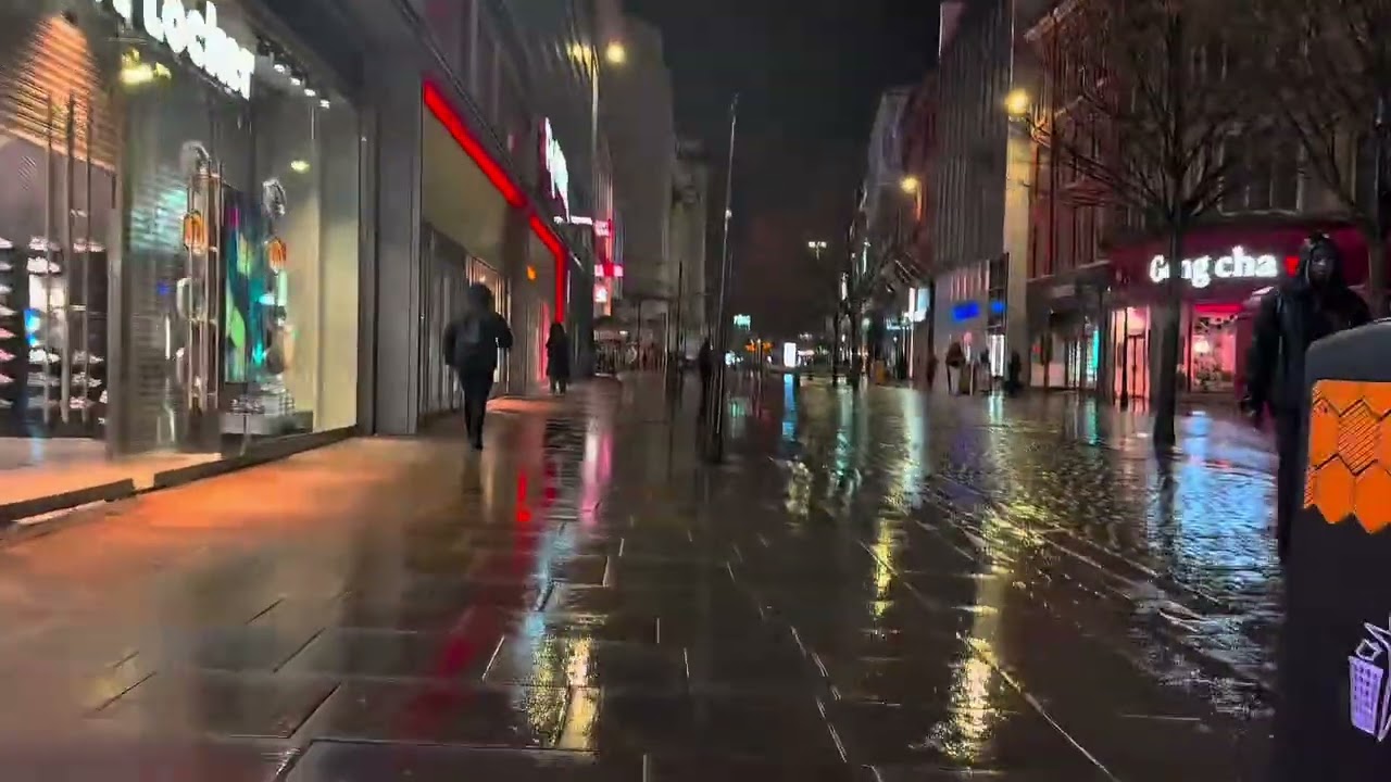 Walking Through Manchester Piccadilly at Night 