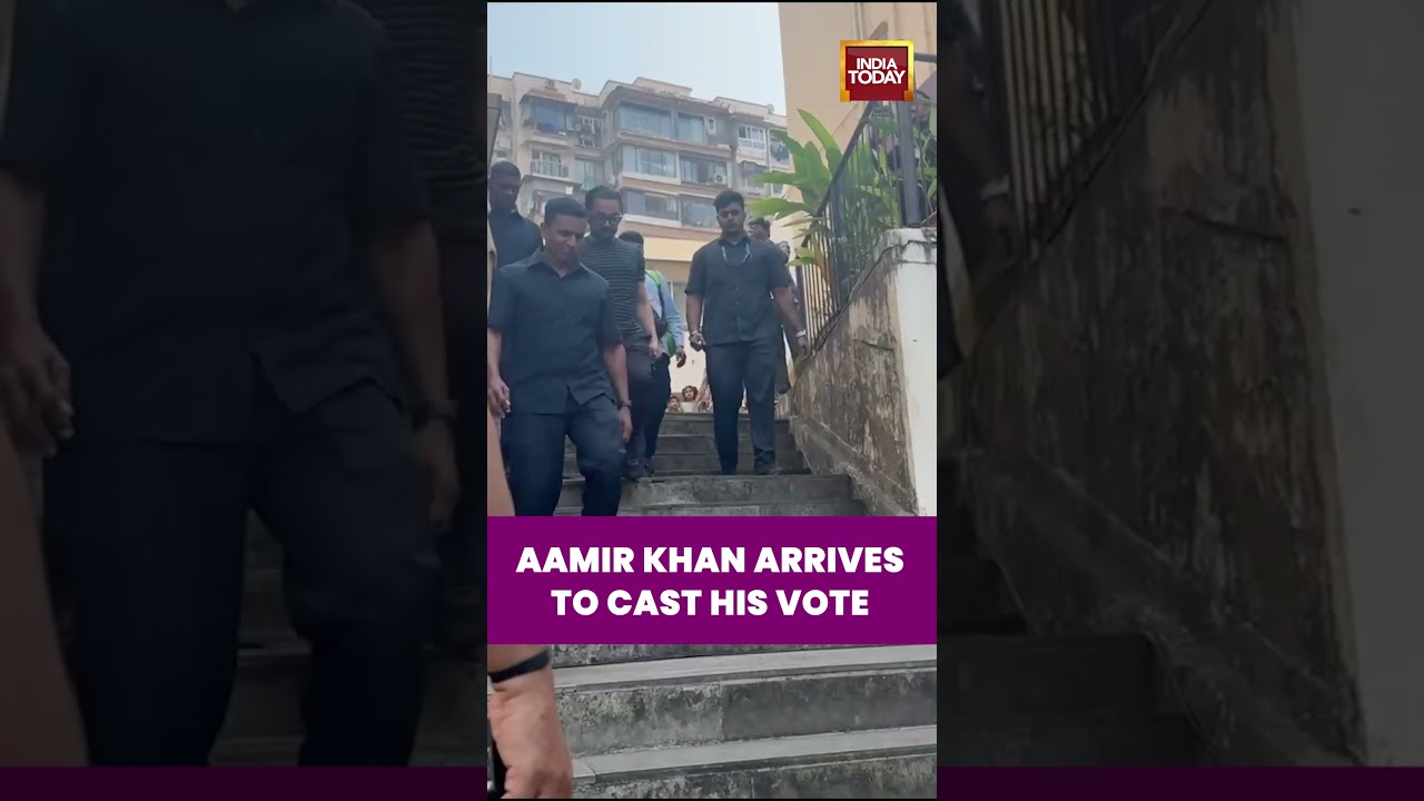 #aamirkhan #bmcelections #mumbaivotes Aamir Khan Arrives to Vote for BMC Elections | Mumbai