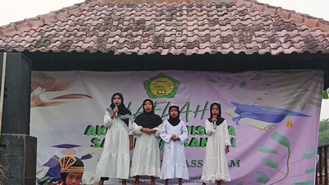 menyanyikan lagu ilahana