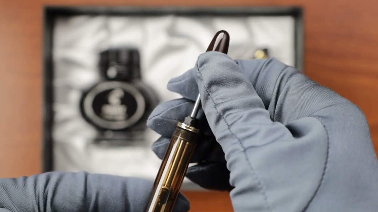 Hands-on the Pilot Custom 823 Amber Fountain Pen with gold nib