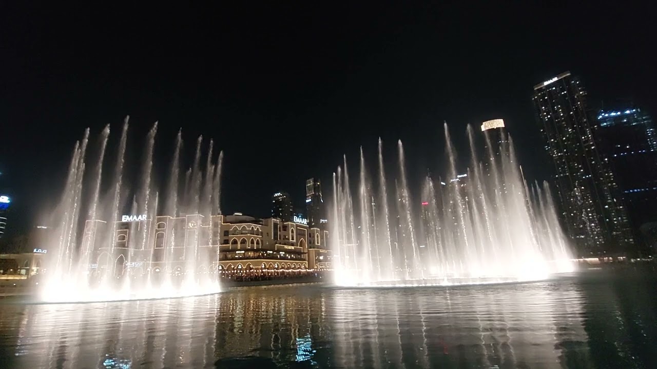 Dubai water show #dubai #travel #dubaiwaterfront 