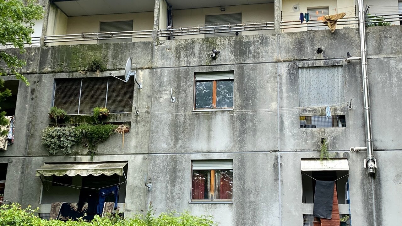 Muffa e degrado nelle case popolari di Via degli Accolti ad Arezzo. 