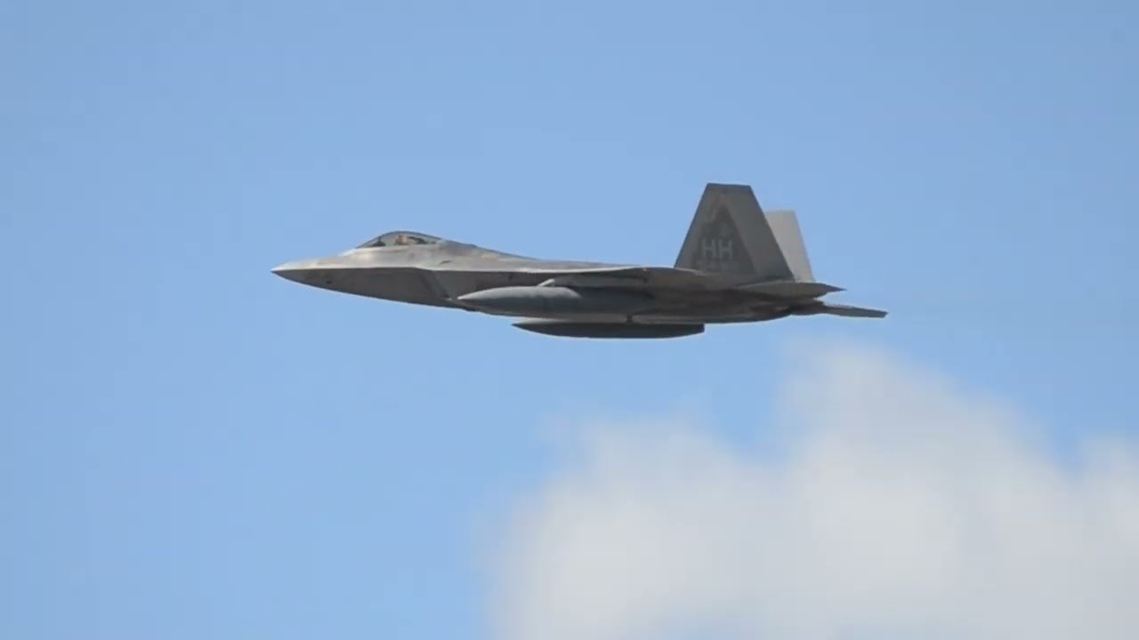 LOUD F-22 RAPTORS taking off in Hawaii | Plane Spotting