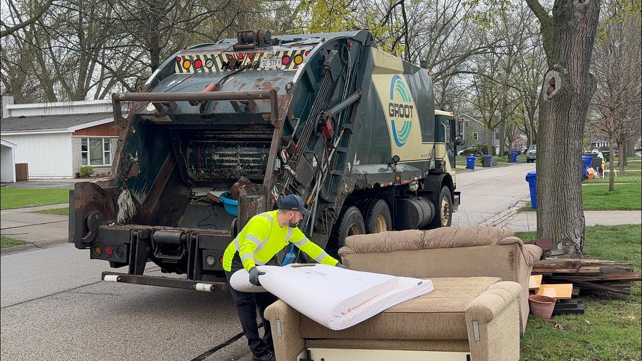 Groot Mack MRU McNeilus rear loader garbage truck packing bulk at the cleanup 