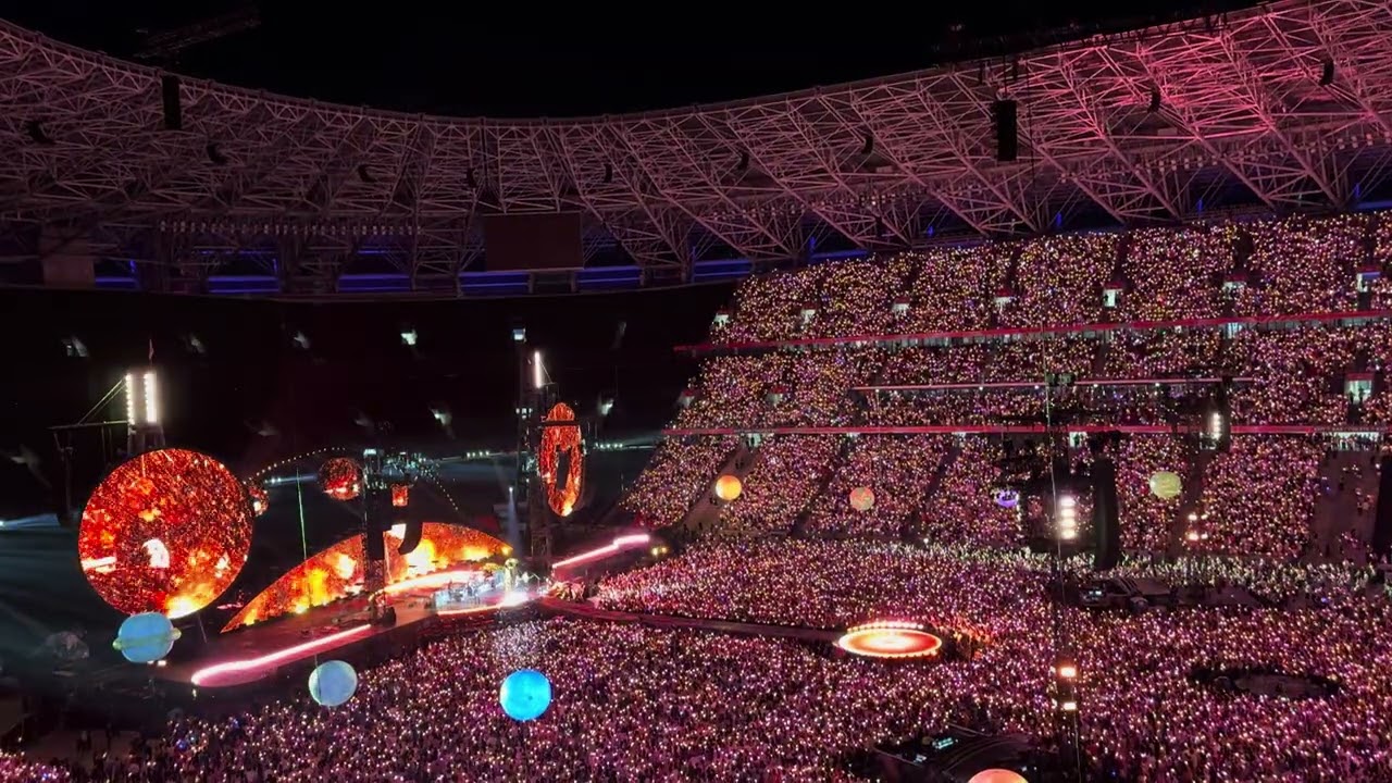 Coldplay - Fix You - Budapest Puskás Arena - June 18