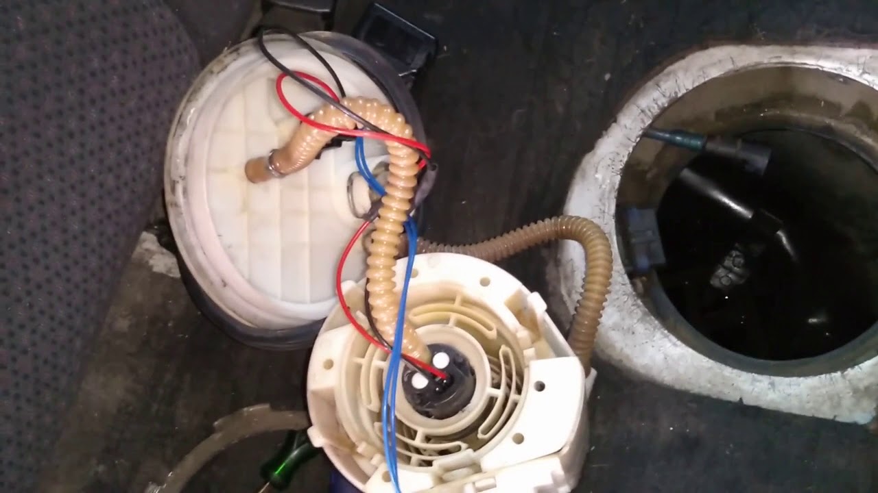trocando refil da bomba de combustível