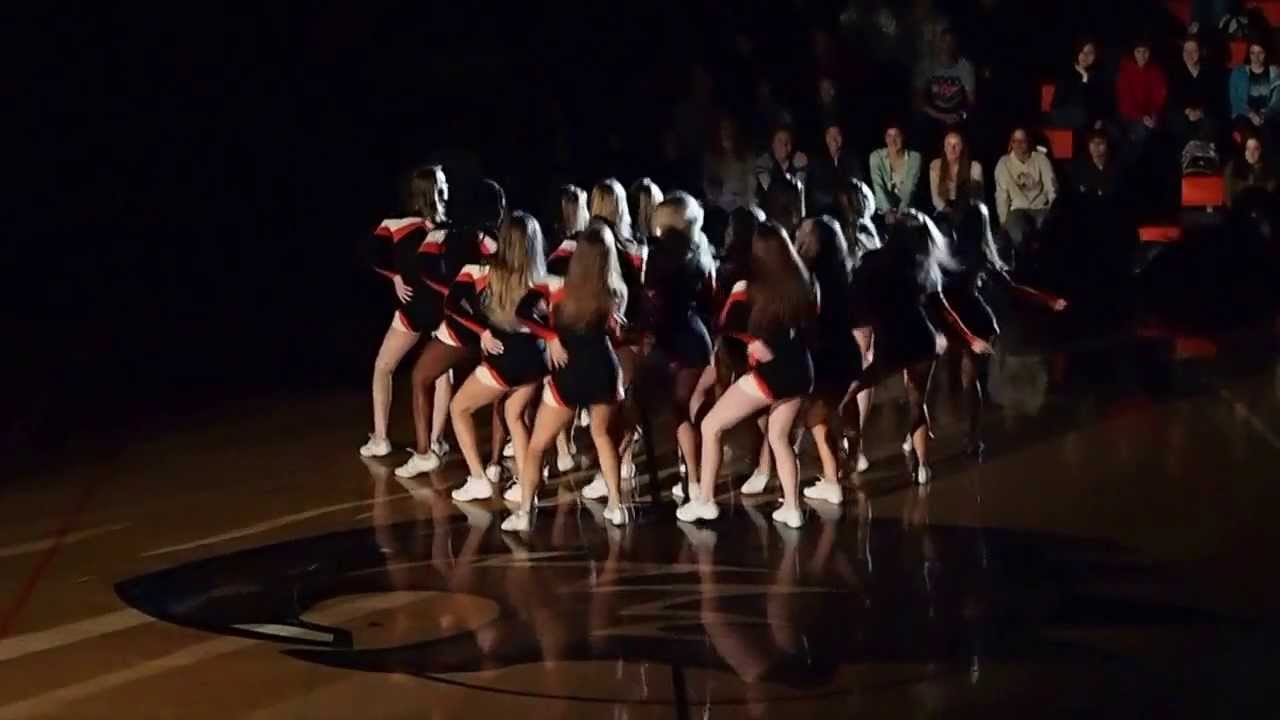 Beaverton High School Varsity Cheerleaders perform 