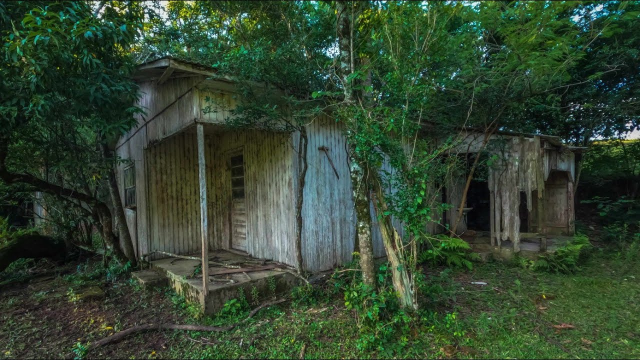 CASA MOBILIADA E ABANDONADA HÁ MUITO TEMPO!
