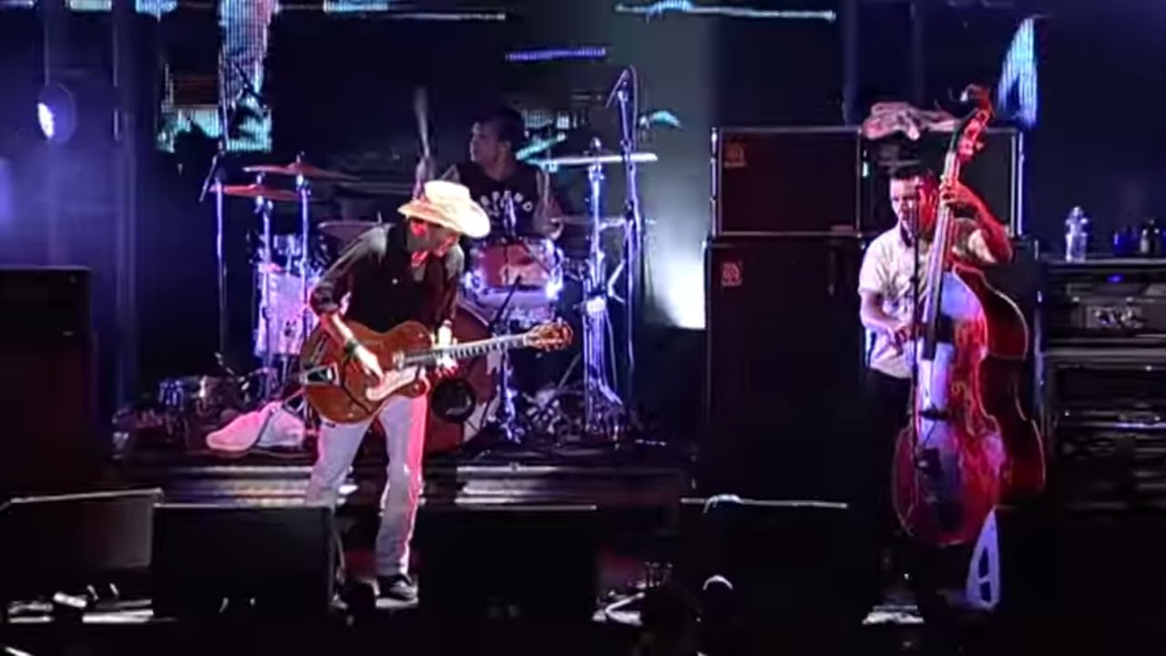Chris Cheney guitar solo with VB bottle | Live at Falls Festival 2010