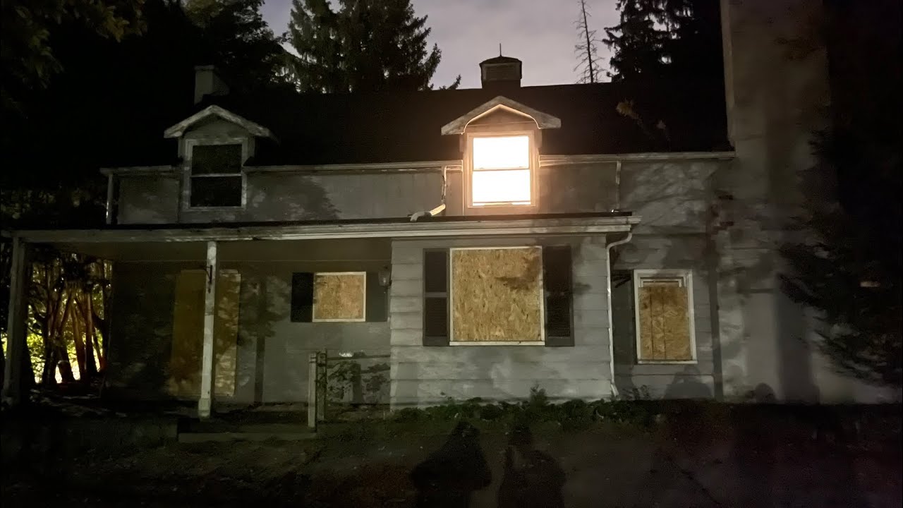 CREEPY ABANDONED 1940s house with EVERYTHING LEFT BEHIND and full power!