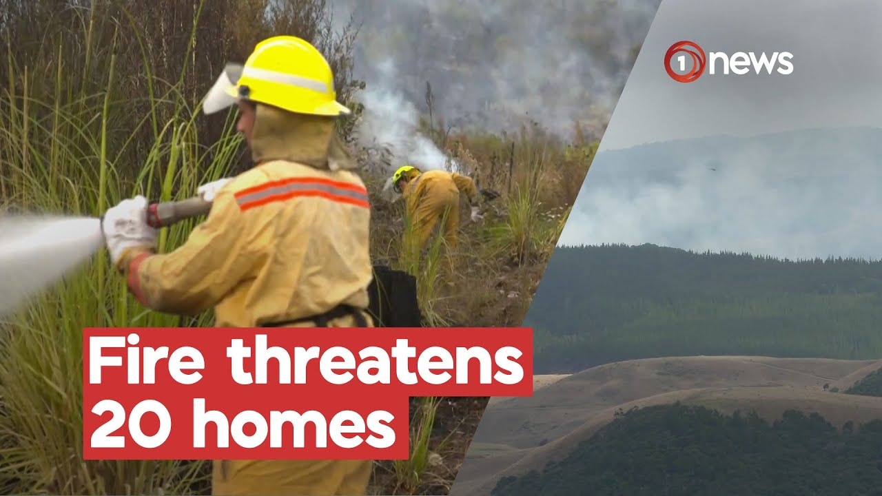 Firefighters tackle massive blaze in Northland | 1News on TVNZ+