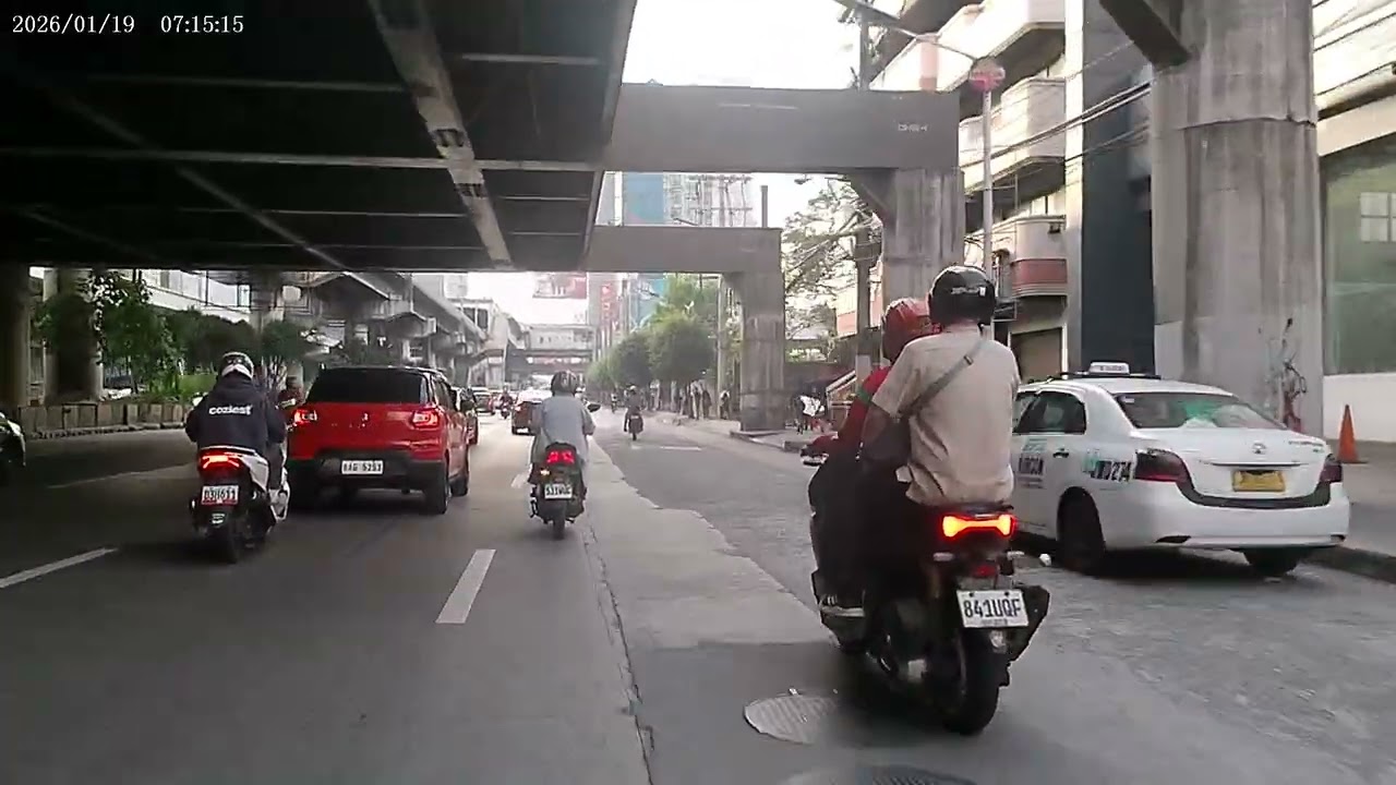 Ang  haba ng pila papasok Quezon avenue at nag uuturn pabalik ng trinoma