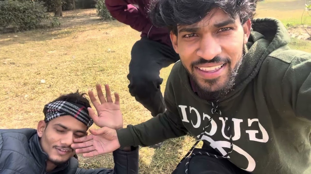 Delhi park ….. with friends ……. Enjoy karte huye ….. 🐷😎