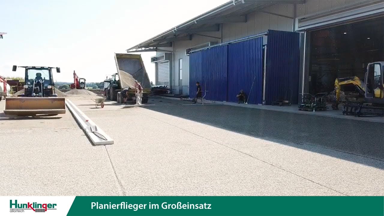 Planierflieger Hand-Abziehger&auml;t von Hunklinger im Einsatz bei Erstellung von Splittplanum