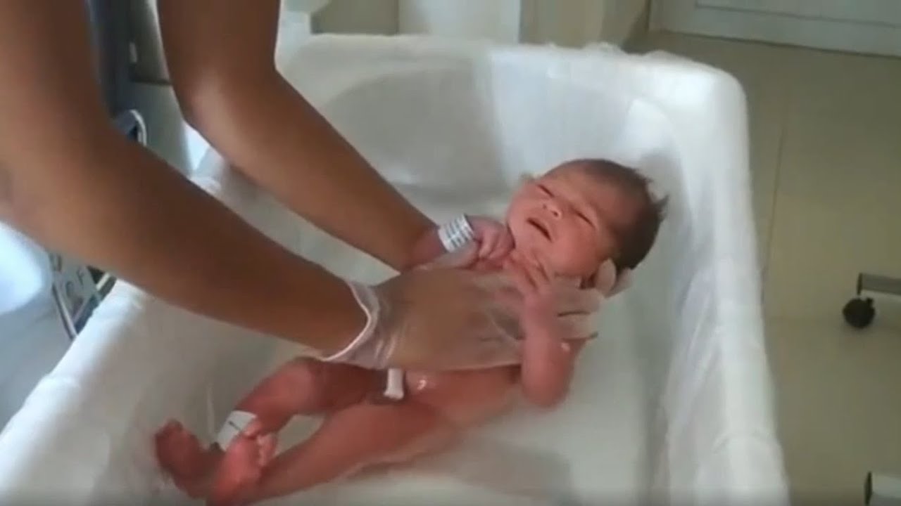 PRIMEIRO BANHO DO BEBÊ NA MATERNIDADE