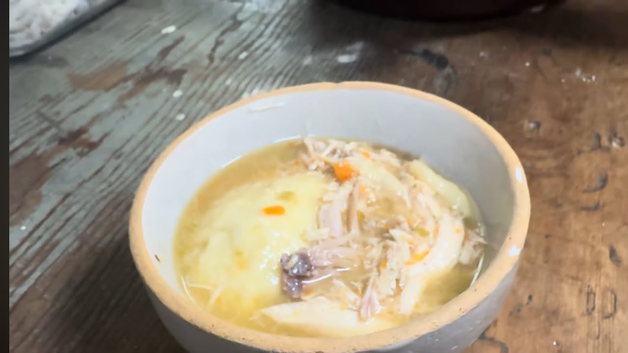 Бабушка готовит простые куриные клецки.