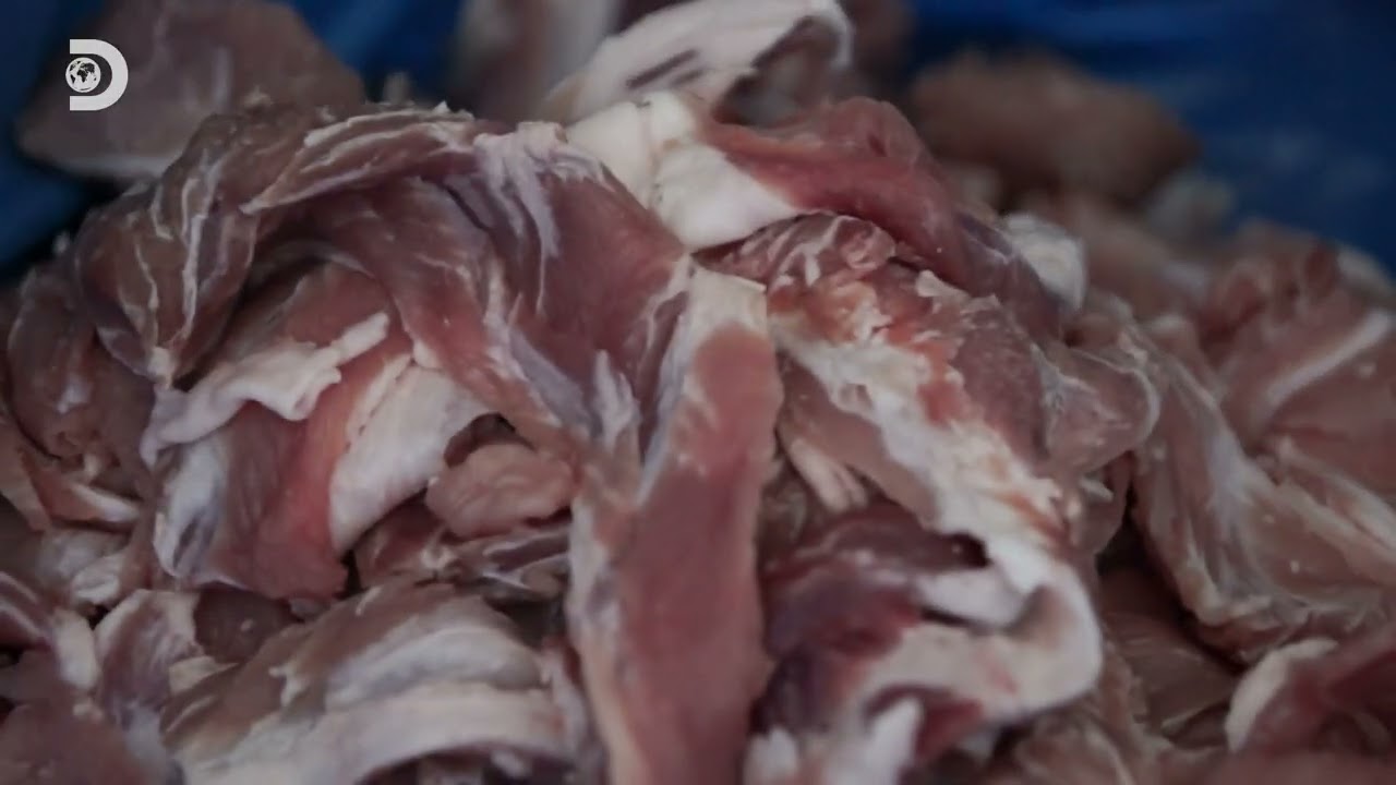 Cum se fabrică salamul & mușchiul file Moldova In Bucate - Discovery Channel Romania